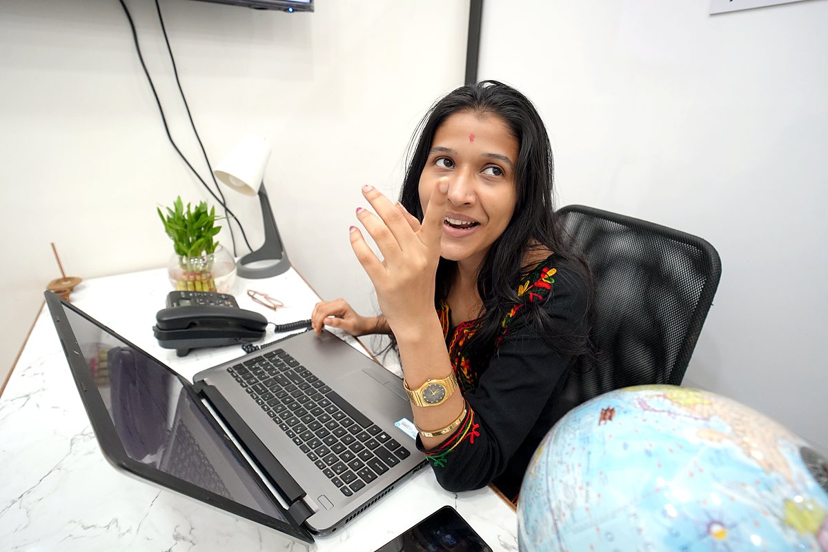 A Kompass adviser supporting a client from her laptop